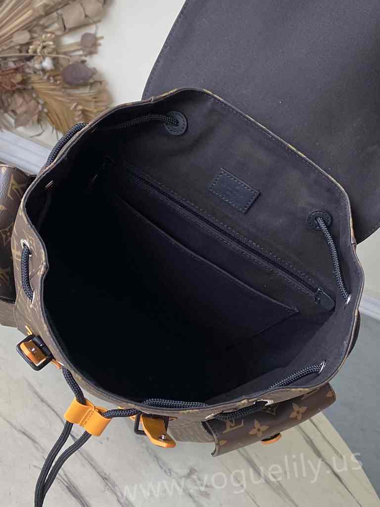 M46686 Christopher 44 M46686 Christopher 44