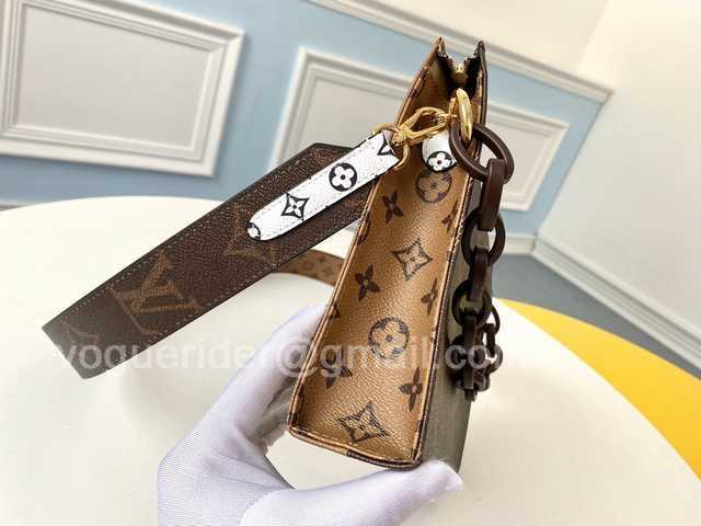 M67692 Toilet Pouch XL 26 M67692 Toilet Pouch XL 26