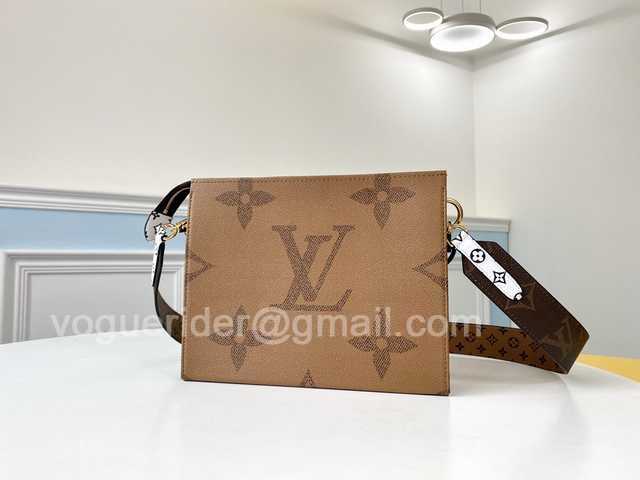 M67692 Toilet Pouch XL 26 M67692 Toilet Pouch XL 26