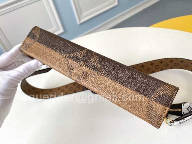 M67692 Toilet Pouch XL 26 M67692 Toilet Pouch XL 26