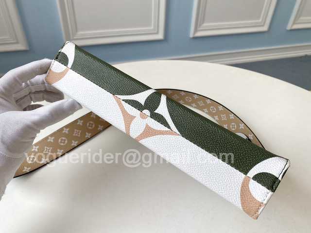 M67692 Toilet Pouch XL 26 M67692 Toilet Pouch XL 26