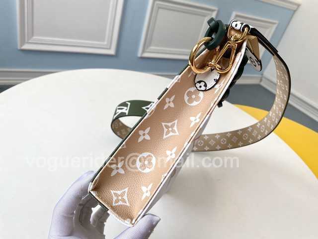 M67692 Toilet Pouch XL 26 M67692 Toilet Pouch XL 26