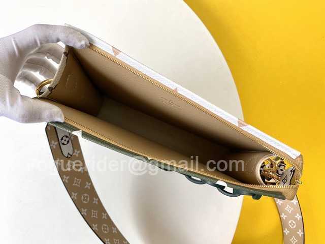 M67692 Toilet Pouch XL 26 M67692 Toilet Pouch XL 26