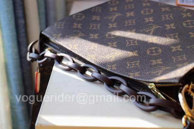 M67692 Toilet Pouch XL 26 M67692 Toilet Pouch XL 26