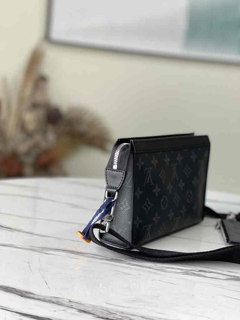 M81124 Gaston Wearable Wallet 22 M81124 Gaston Wearable Wallet 22