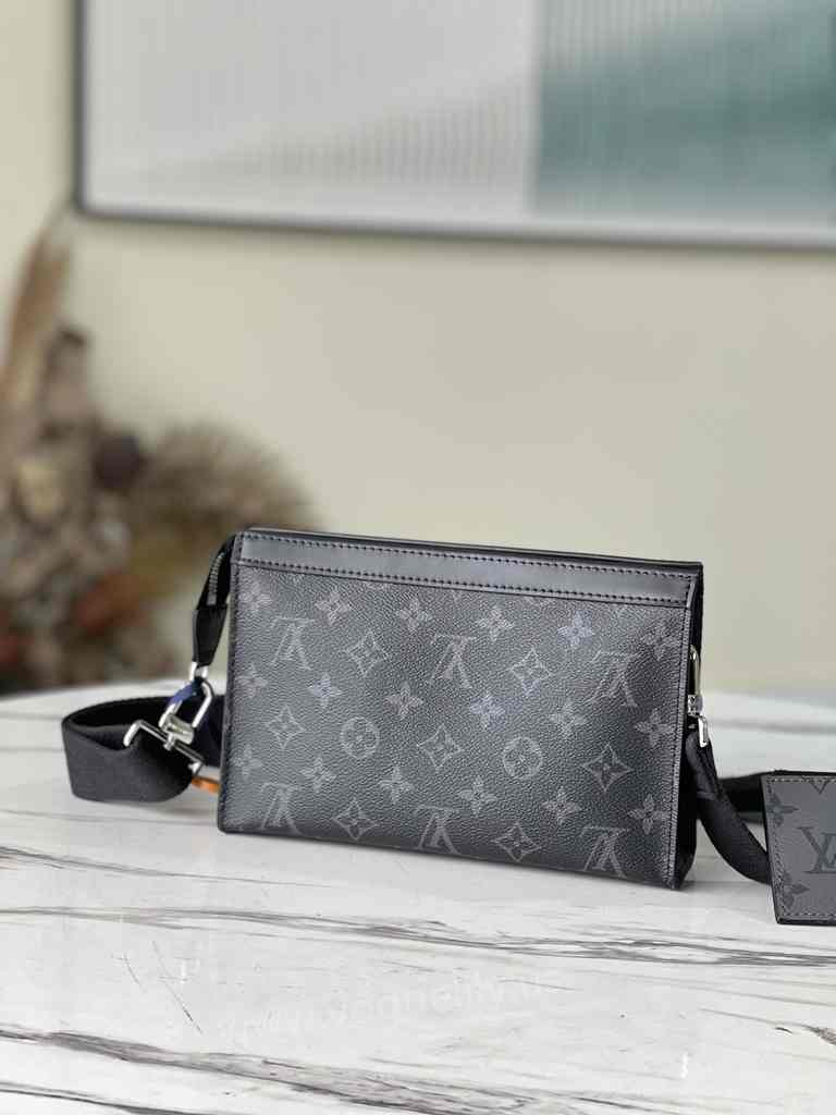 M81124 Gaston Wearable Wallet 22 M81124 Gaston Wearable Wallet 22