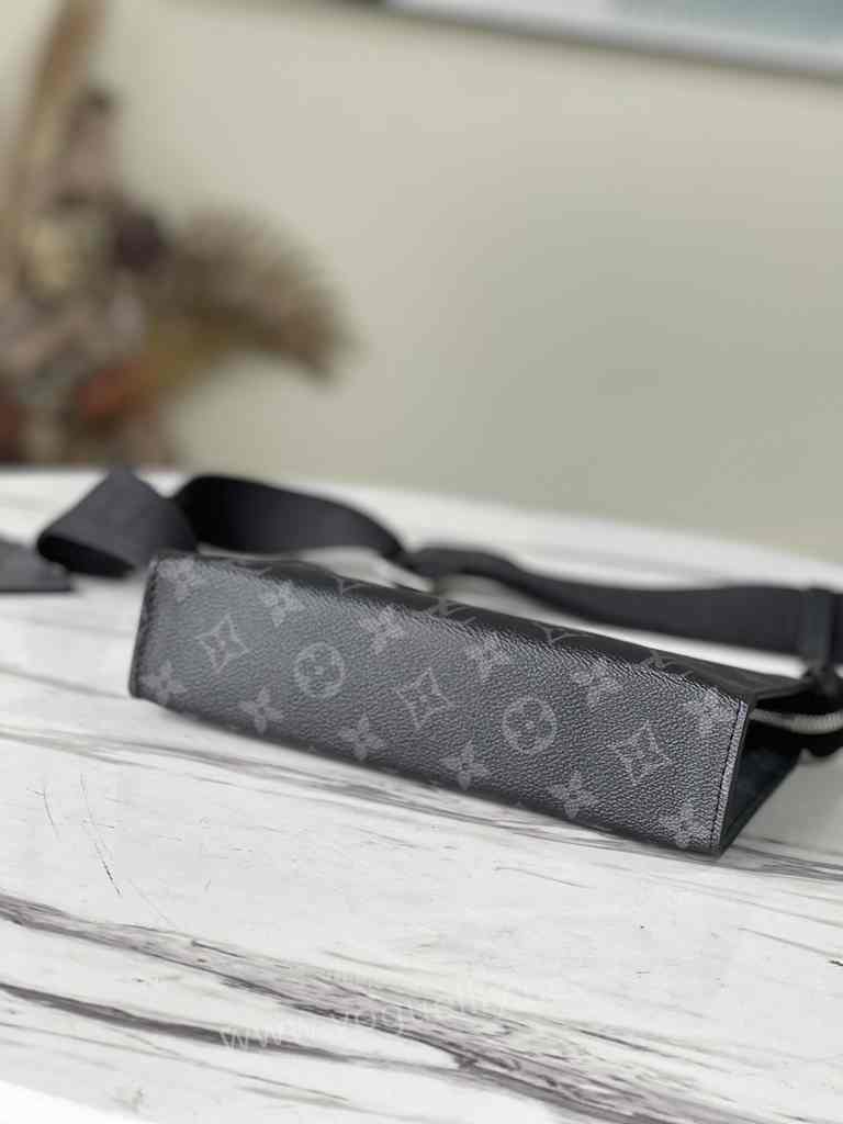 M81124 Gaston Wearable Wallet 22 M81124 Gaston Wearable Wallet 22