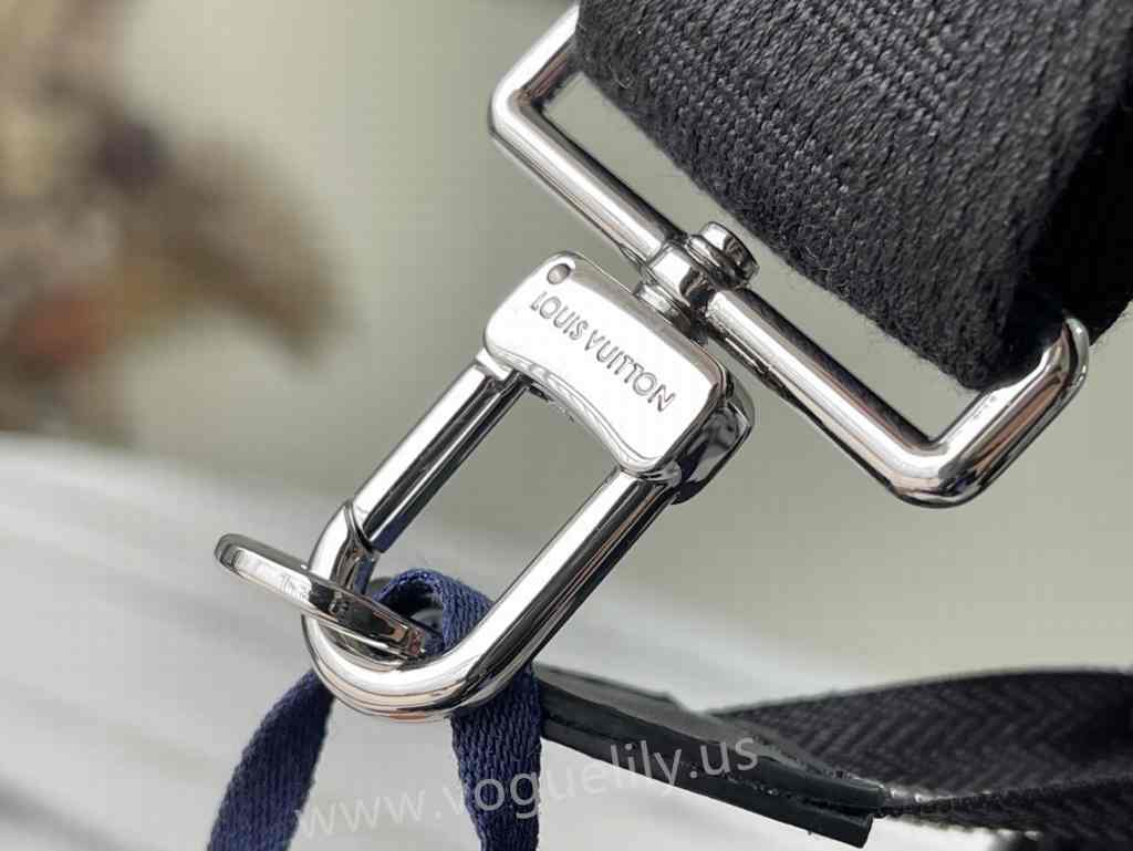 M81124 Gaston Wearable Wallet 22 M81124 Gaston Wearable Wallet 22