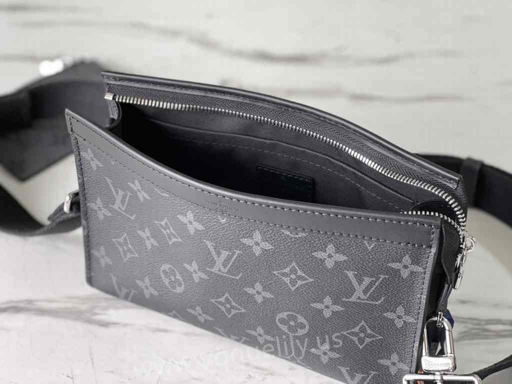 M81124 Gaston Wearable Wallet 22 M81124 Gaston Wearable Wallet 22