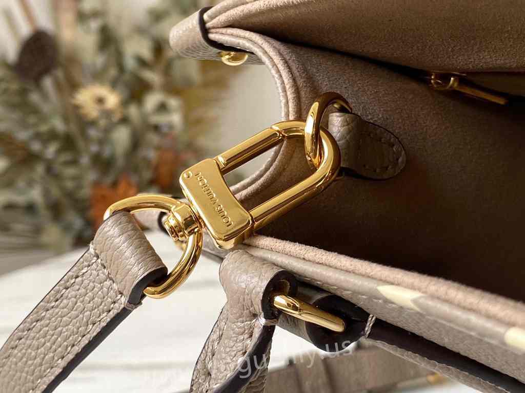 M45779 Onthego Strap 25