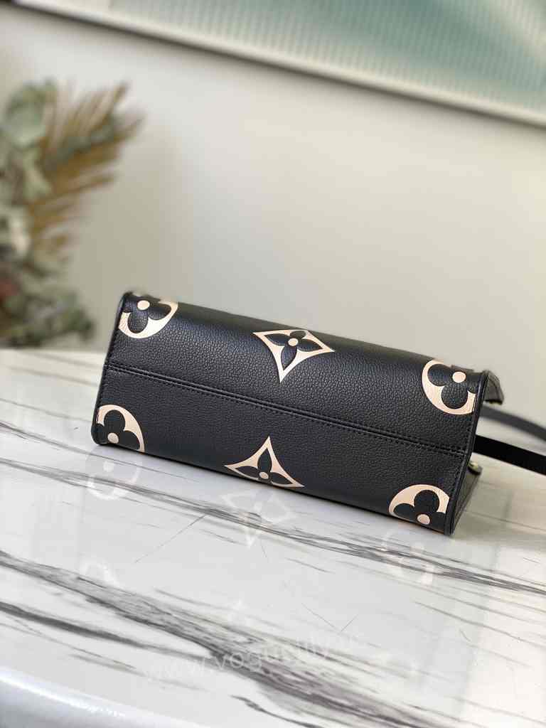 M45659 Onthego Strap 25 M45659 Onthego Strap 25