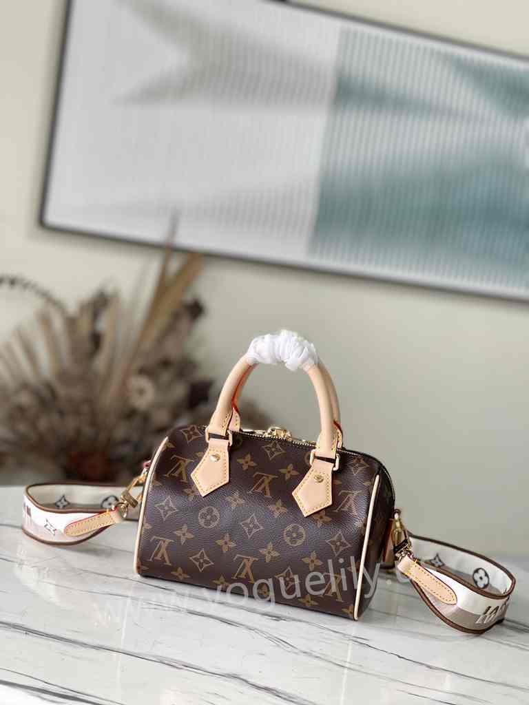M46222 Speedy Bandouliere 20 M46222 Speedy Bandouliere 20