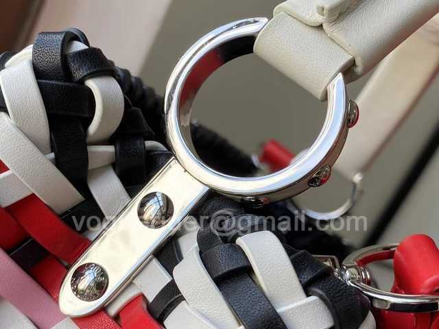 M48865 Capucines PM 31 M48865 Capucines PM 31