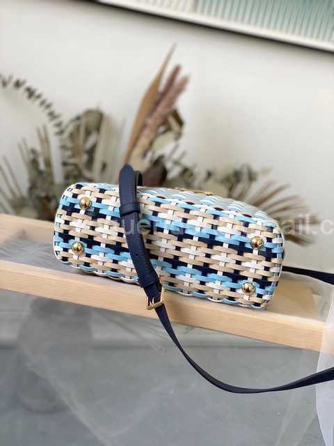 M48865 Capucines BB 27 M48865 Capucines BB 27