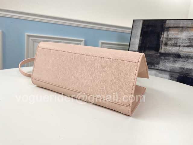 M55818 Lockme Tote 27 M55818 Lockme Tote 27