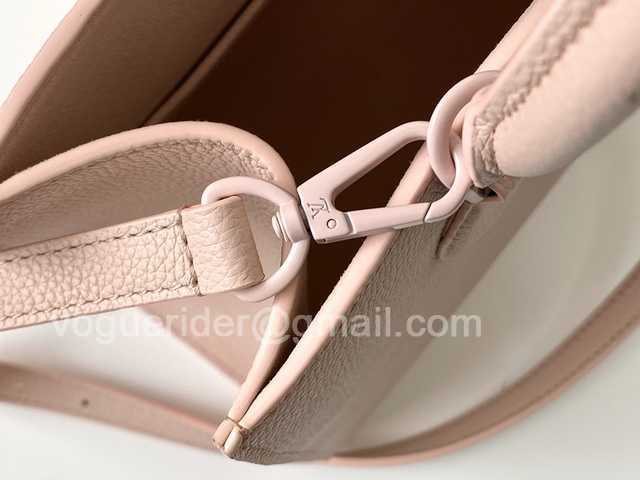 M55818 Lockme Tote 27 M55818 Lockme Tote 27