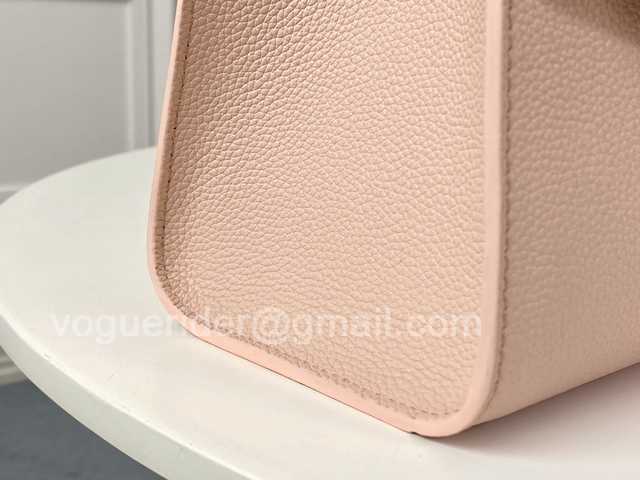 M55818 Lockme Tote 27 M55818 Lockme Tote 27