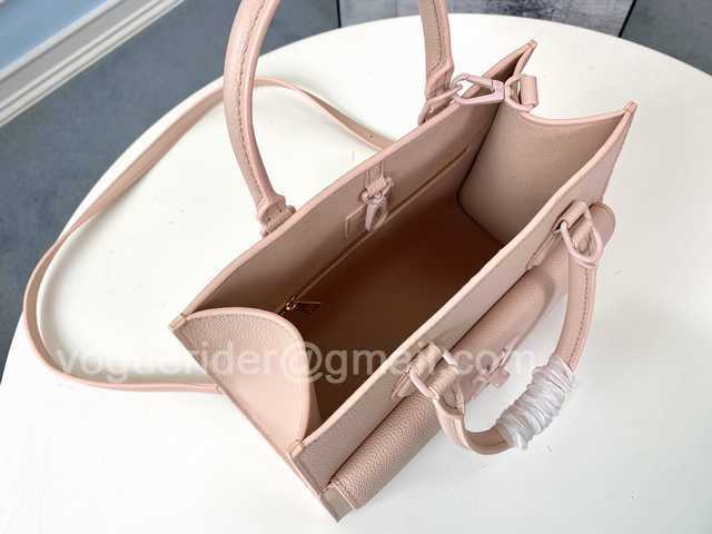 M55818 Lockme Tote 27 M55818 Lockme Tote 27