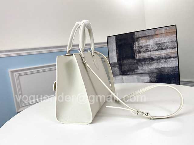 M55817 Lockme Tote 27 M55817 Lockme Tote 27