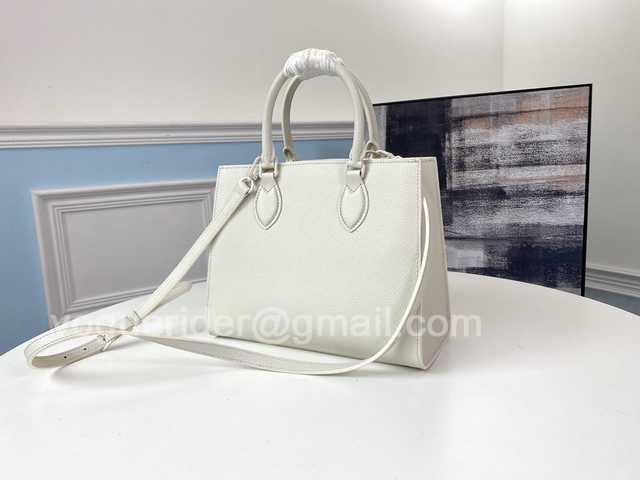 M55817 Lockme Tote 27 M55817 Lockme Tote 27