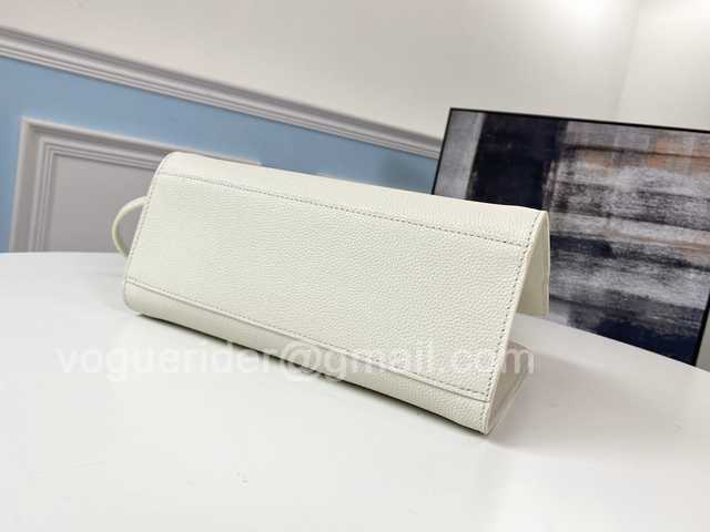 M55817 Lockme Tote 27 M55817 Lockme Tote 27