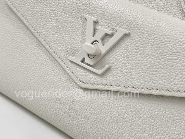 M55817 Lockme Tote 27 M55817 Lockme Tote 27
