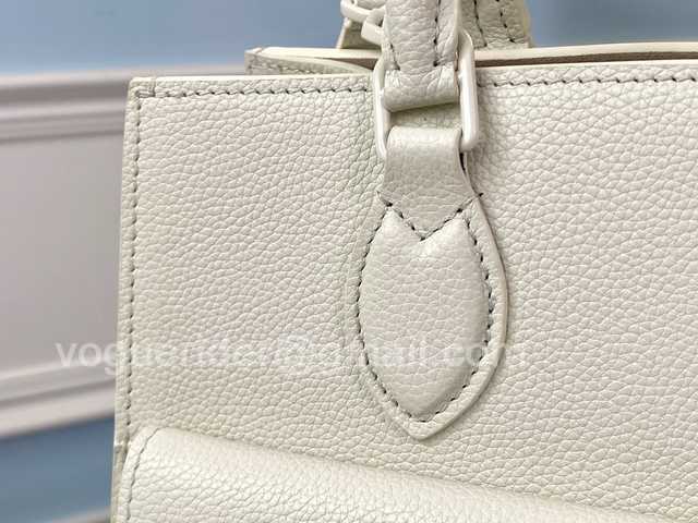 M55817 Lockme Tote 27 M55817 Lockme Tote 27