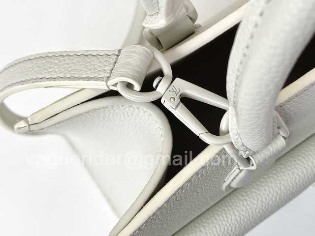 M55817 Lockme Tote 27 M55817 Lockme Tote 27