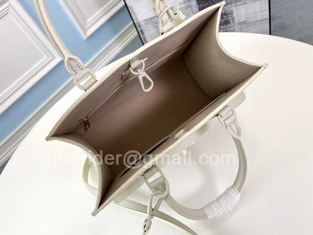 M55817 Lockme Tote 27 M55817 Lockme Tote 27