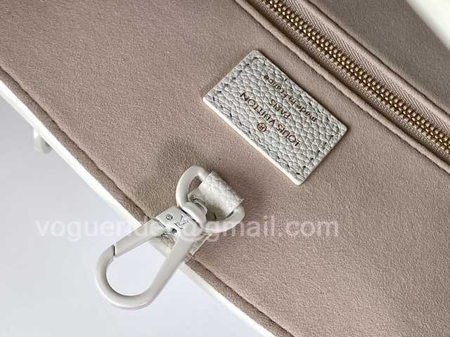 M55817 Lockme Tote 27 M55817 Lockme Tote 27