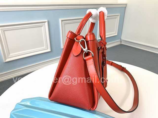 M55613 Twist Tote 28 M55613 Twist Tote 28