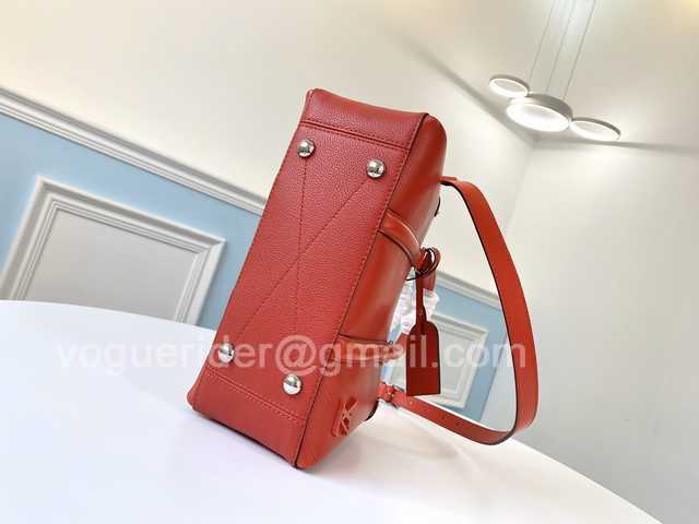 M55613 Twist Tote 28 M55613 Twist Tote 28