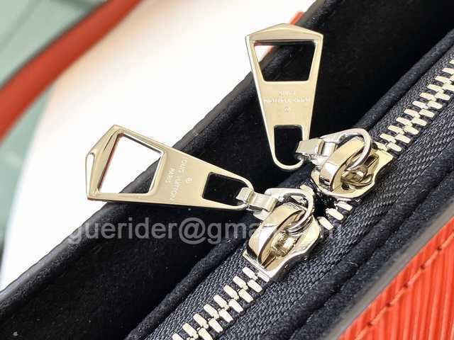 M55613 Twist Tote 28 M55613 Twist Tote 28
