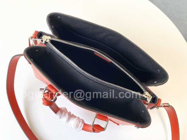 M55613 Twist Tote 28 M55613 Twist Tote 28