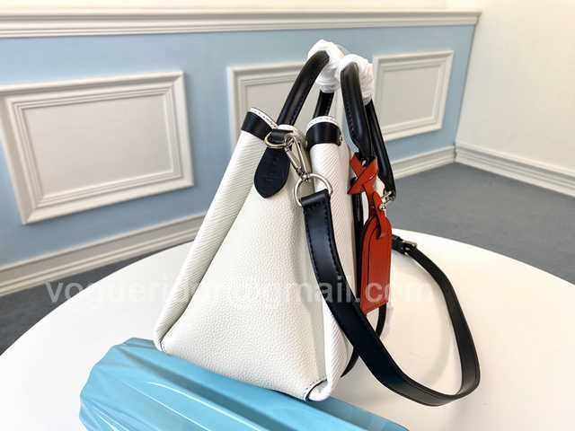 M55613 Twist Tote 28 M55613 Twist Tote 28