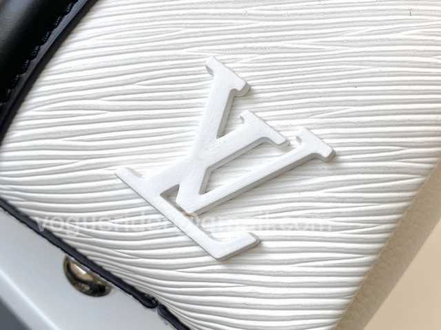 M55613 Twist Tote 28 M55613 Twist Tote 28
