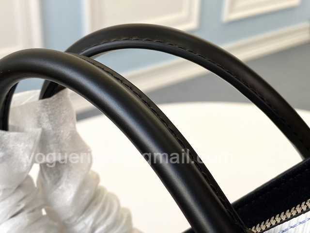 M55613 Twist Tote 28 M55613 Twist Tote 28
