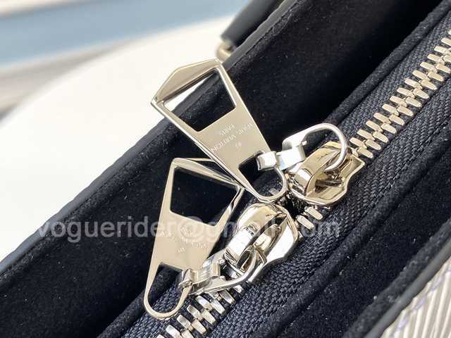 M55613 Twist Tote 28 M55613 Twist Tote 28
