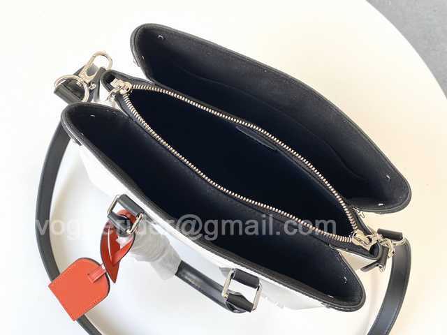 M55613 Twist Tote 28 M55613 Twist Tote 28