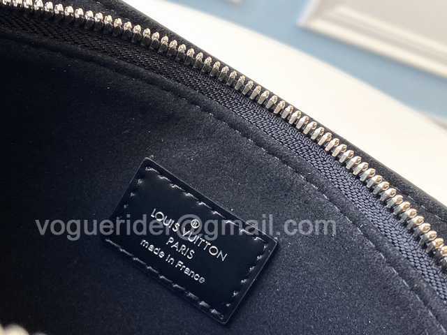 M55613 Twist Tote 28 M55613 Twist Tote 28