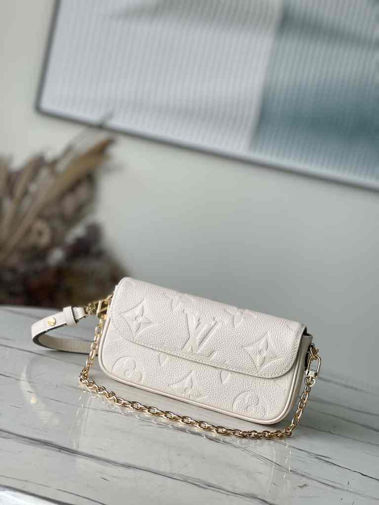 M82210 Wallet on Chain Ivy 23