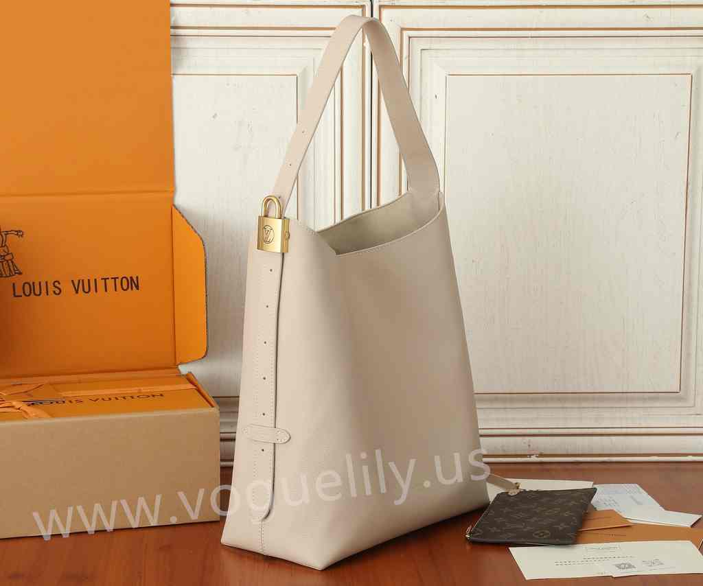 M25022 Low Key Hobo 35 M25022 Low Key Hobo 35