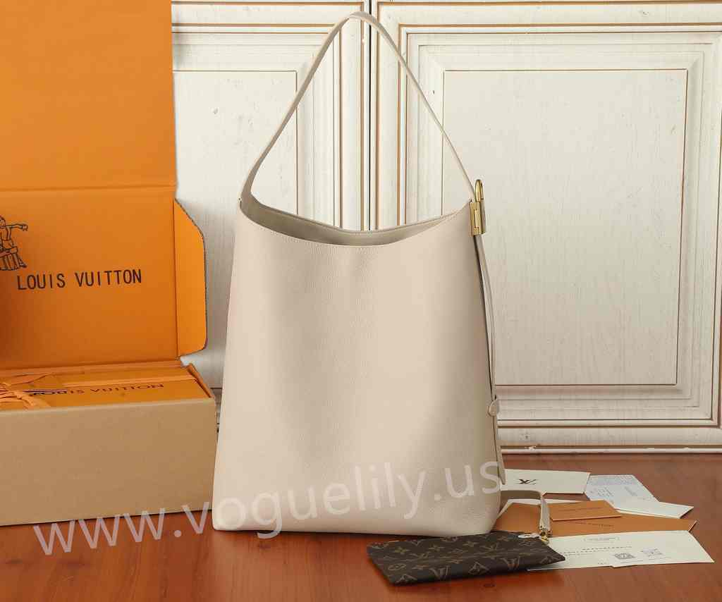M25022 Low Key Hobo 35 M25022 Low Key Hobo 35