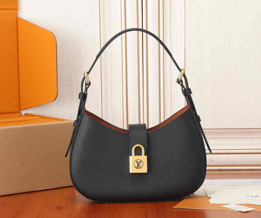 M24611 Low Key Shoulder Bag 26