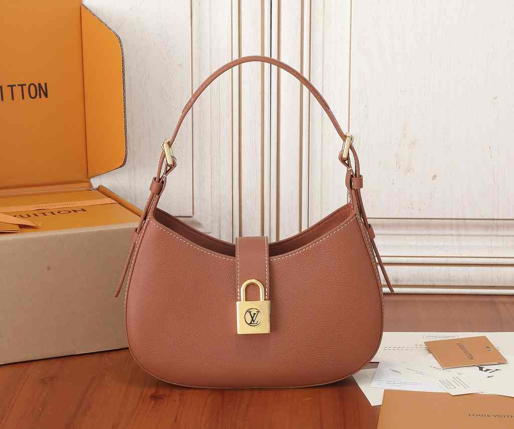 M24885 Low Key Shoulder Bag 26