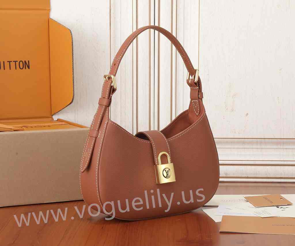 M24885 Low Key Shoulder Bag 26 M24885 Low Key Shoulder Bag 26