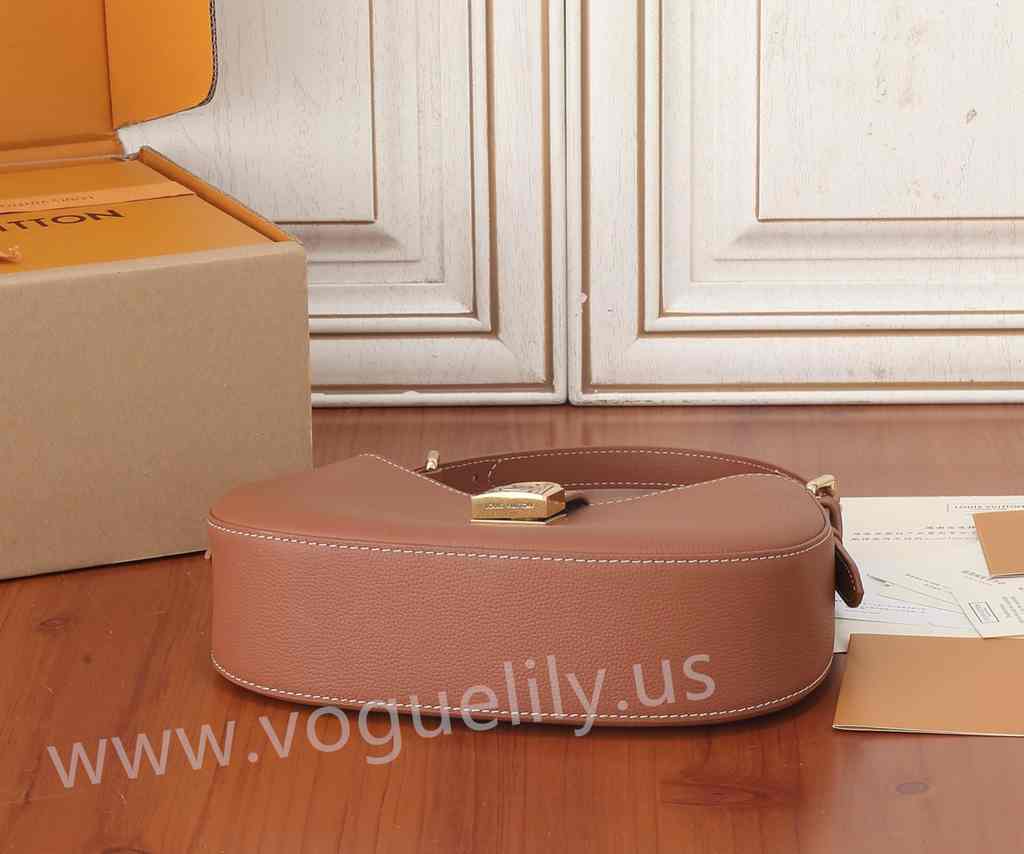 M24885 Low Key Shoulder Bag 26 M24885 Low Key Shoulder Bag 26