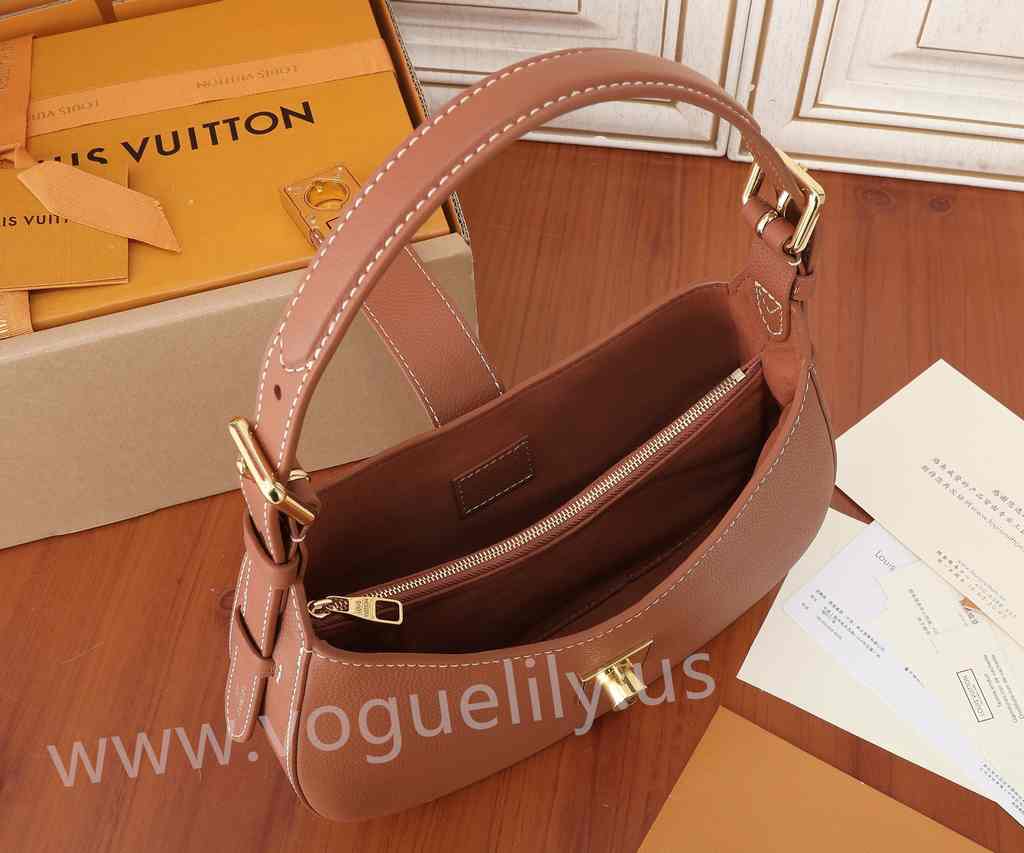 M24885 Low Key Shoulder Bag 26 M24885 Low Key Shoulder Bag 26