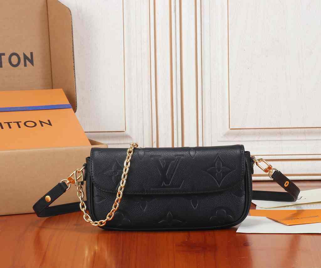 M82154 Wallet on Chain Ivy 23