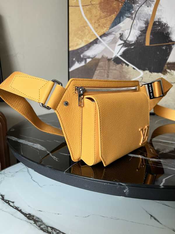M57081 Aerogram Shoulder Bag 30 M57081 Aerogram Shoulder Bag 30
